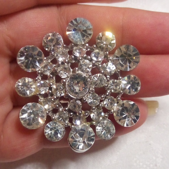 Clear rhinestone dimensional round brooch - Picture 2 of 4